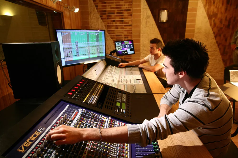 EMC SON: Ingénieurs du  Son en studio