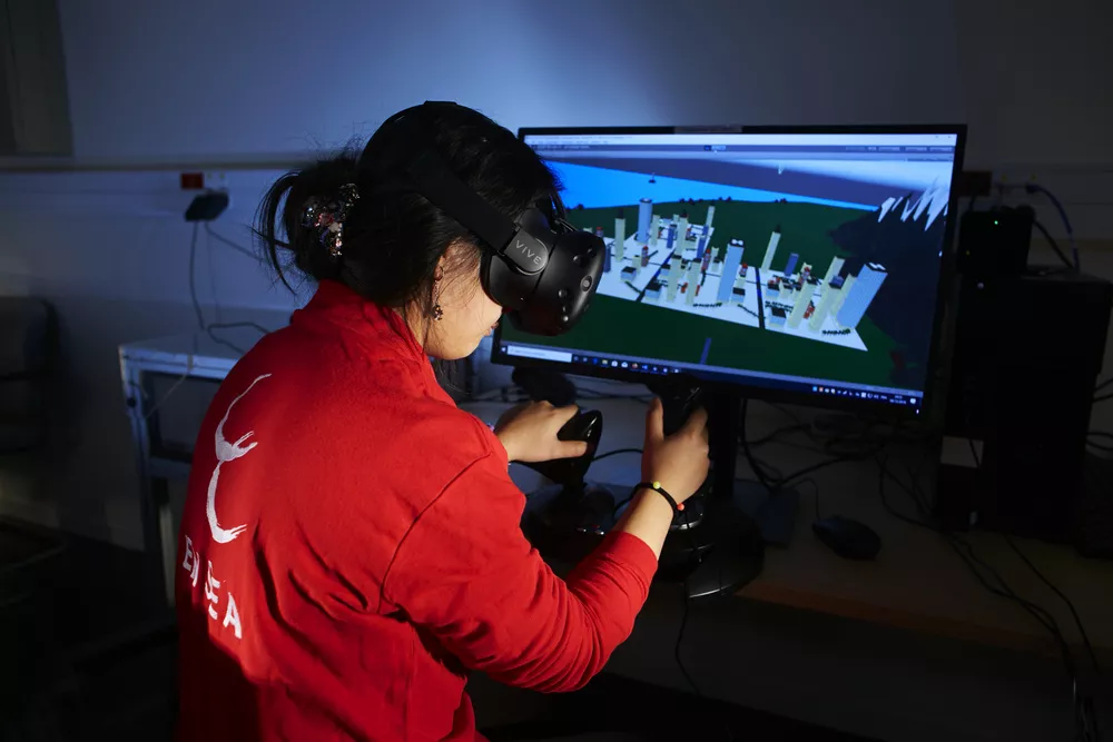 Etudiante sur son projet de réalité virtuelle